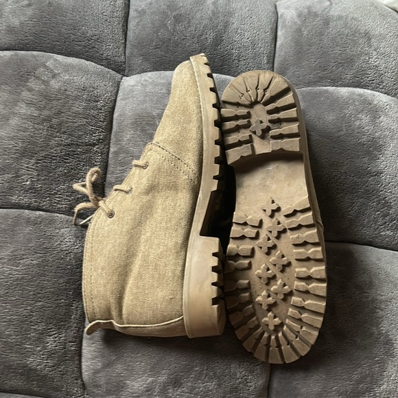 Tan boots - Picture 3 of 5